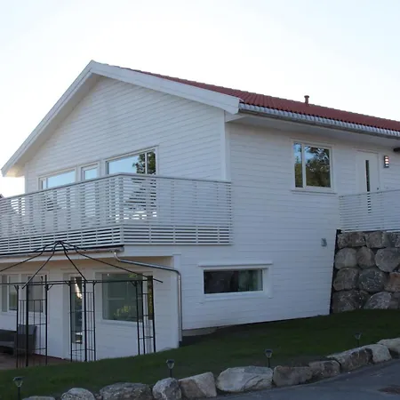 アパート Romslig Naer Preikestolen タウ