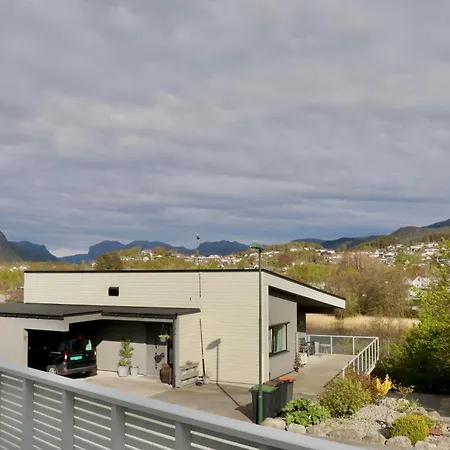 Romslig Naer Preikestolen タウ